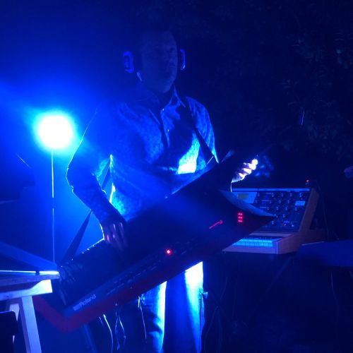 Juan Escribano avec un clavier portable lors de son concert privé le 14 juillet 2023.