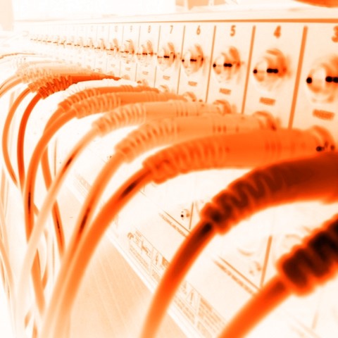 Face avant d'un panneau d'interconnexion de câbles audio.